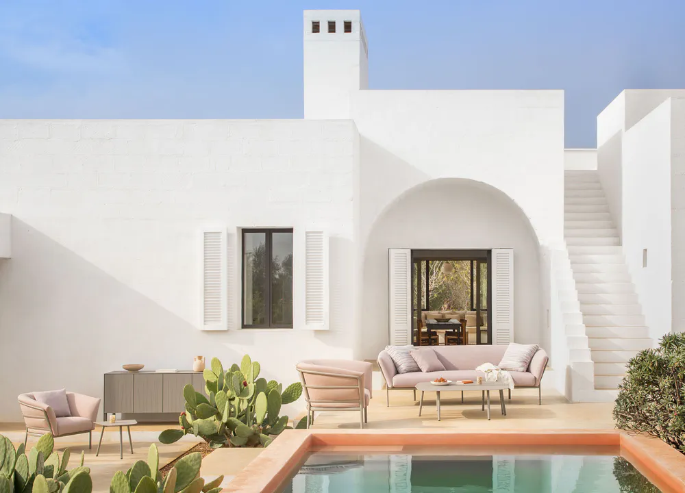 Transforming a Traditional Home into a Smart House: Minimalist Outdoor Living