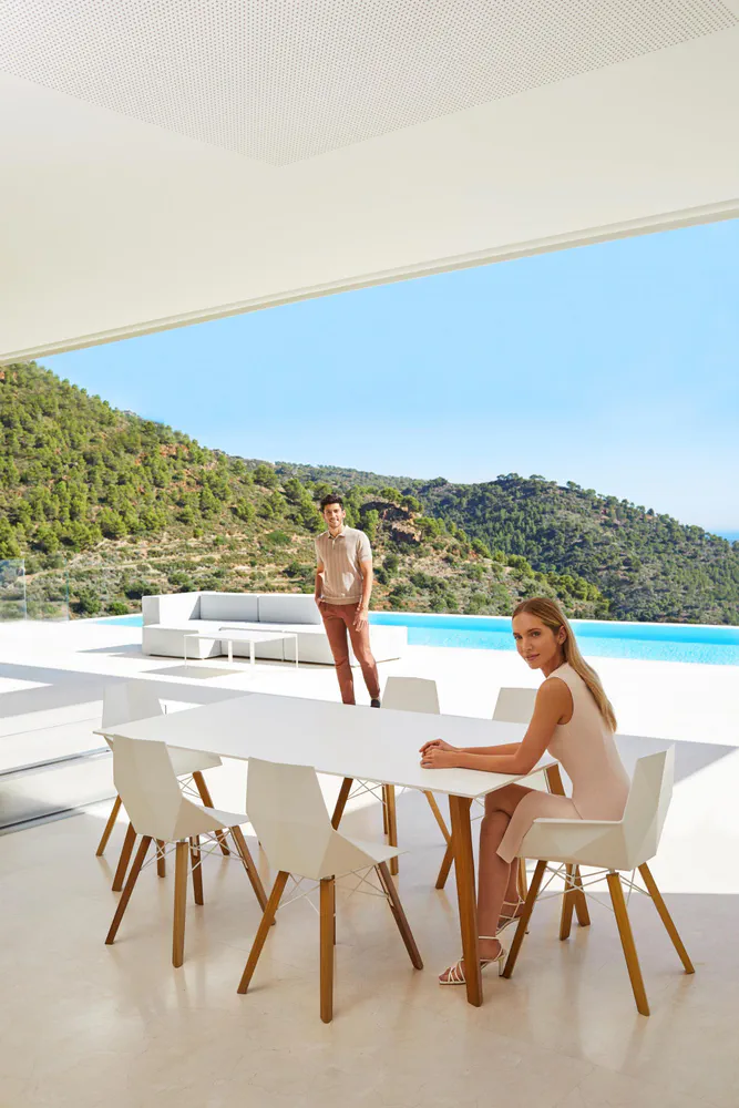 Modern Outdoor Living: A Luxurious and Relaxing Space