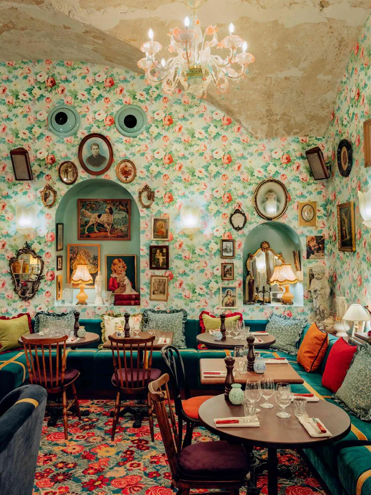 Modern Restaurant Design: Green and Gold Decor