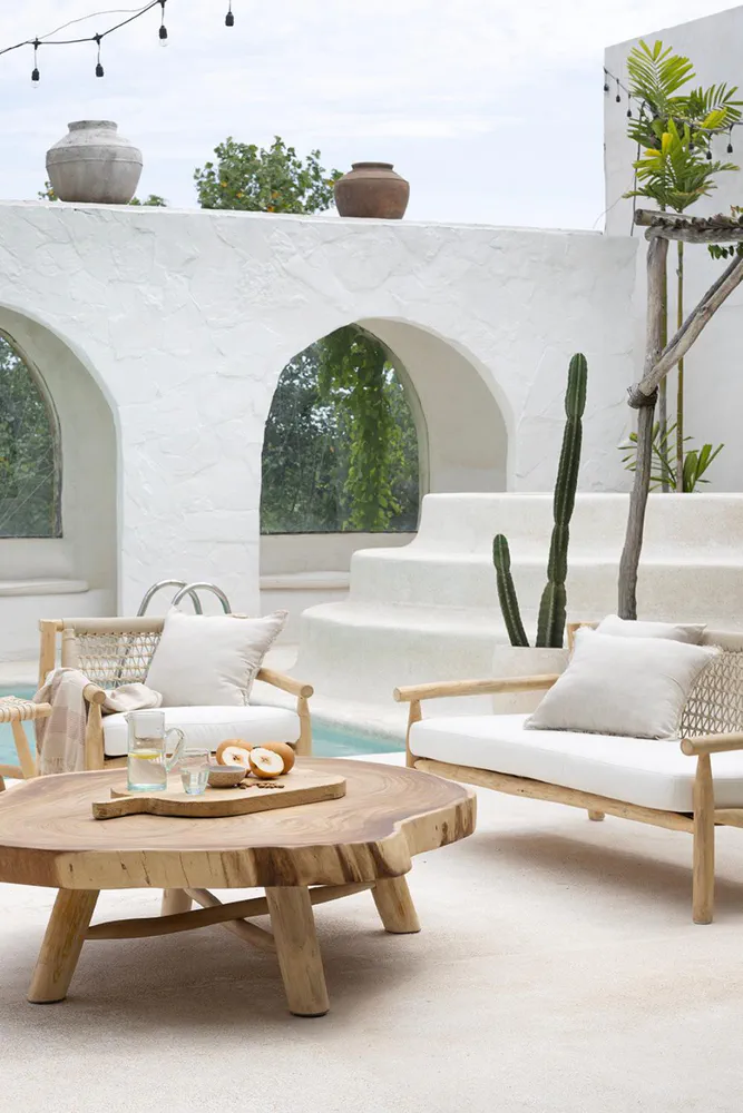Transforming a Traditional Home into a Smart House: Minimalist Outdoor Living