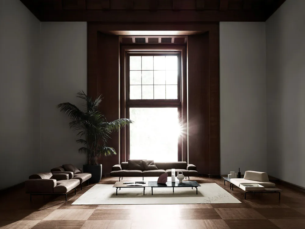 Minimalist Living Room Design: Balancing High-Tech Features with Warmth and Invitations