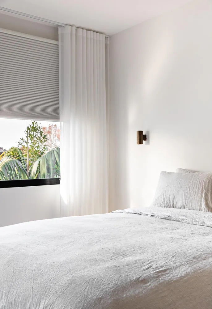 Minimalist Coastal Hampton Style Bedroom