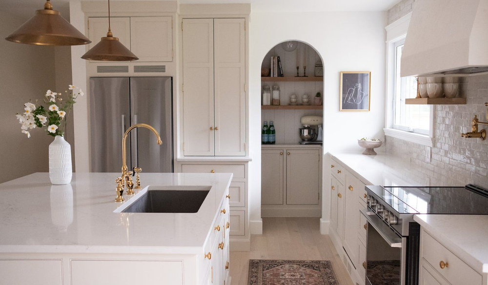 Inviting Luxury: Modern Kitchen Oasis