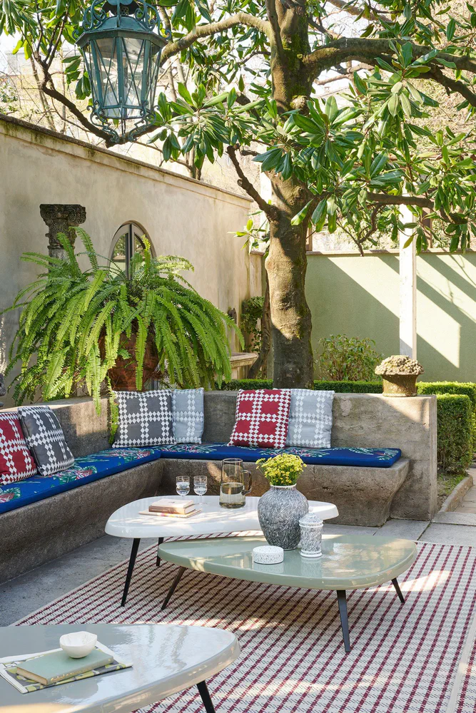 Modern Minimalist Outdoor Patio Design