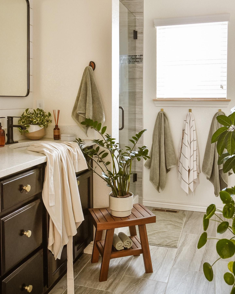 Tropical Modernism: A Luxurious Bathroom Retreat