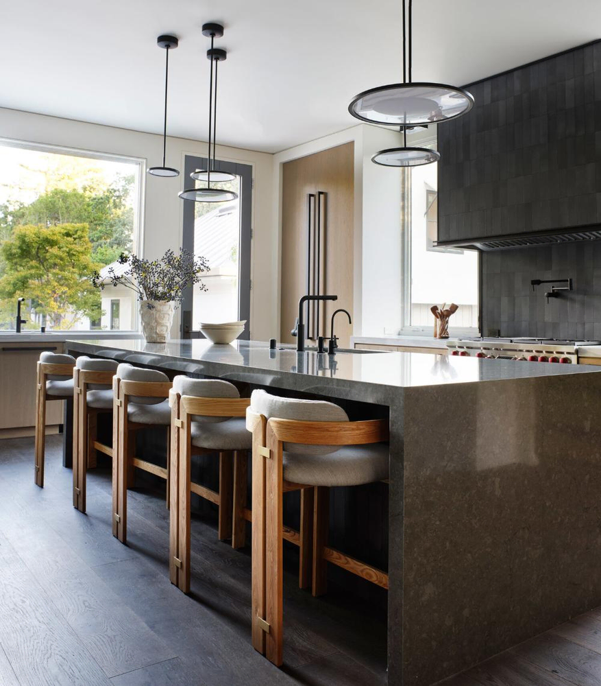 Modern Kitchen Design: Balancing High-Tech Features with Warm Atmosphere