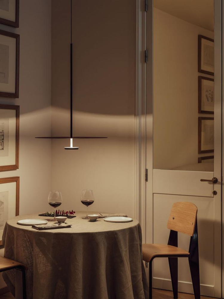 Modern Dining Room with Black and White Decor