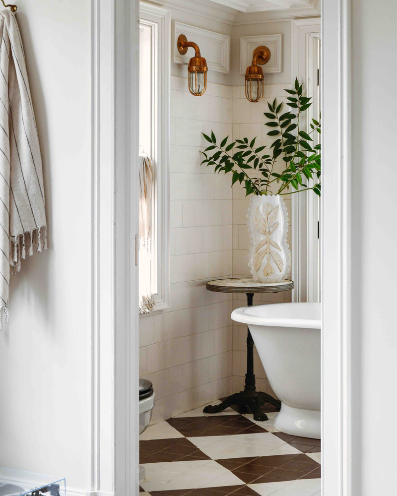 Nordic Noir Elegance in Entryway Design