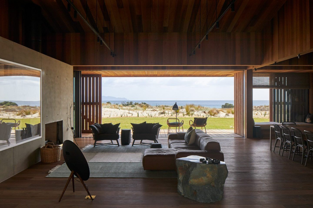 Chic Coastal Dining: Modern Rustic Retreat