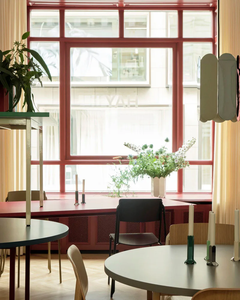 Modern Restaurant Design: Balancing High-Tech Features with Warm Atmosphere