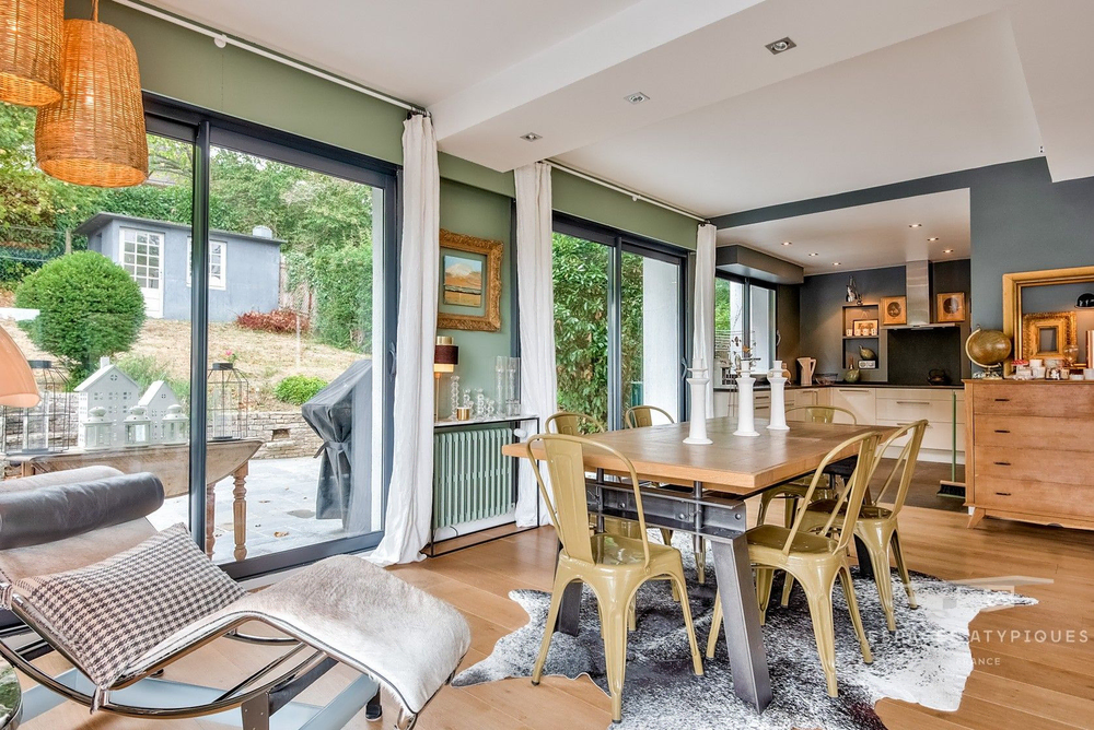 Stylish Dining for City and Sea Views