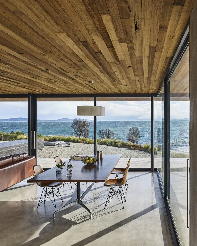 Chic Coastal Dining: Modern Rustic Retreat