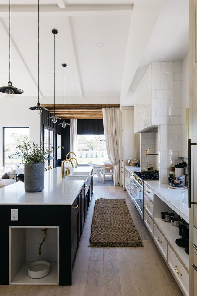 Seamless Indoor-Outdoor Art Deco Oasis