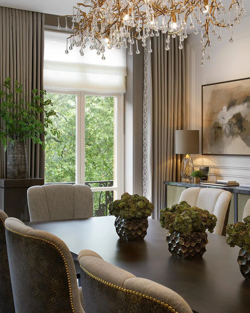 Modern Dining Room with Contemporary Furniture and Neutral Palette