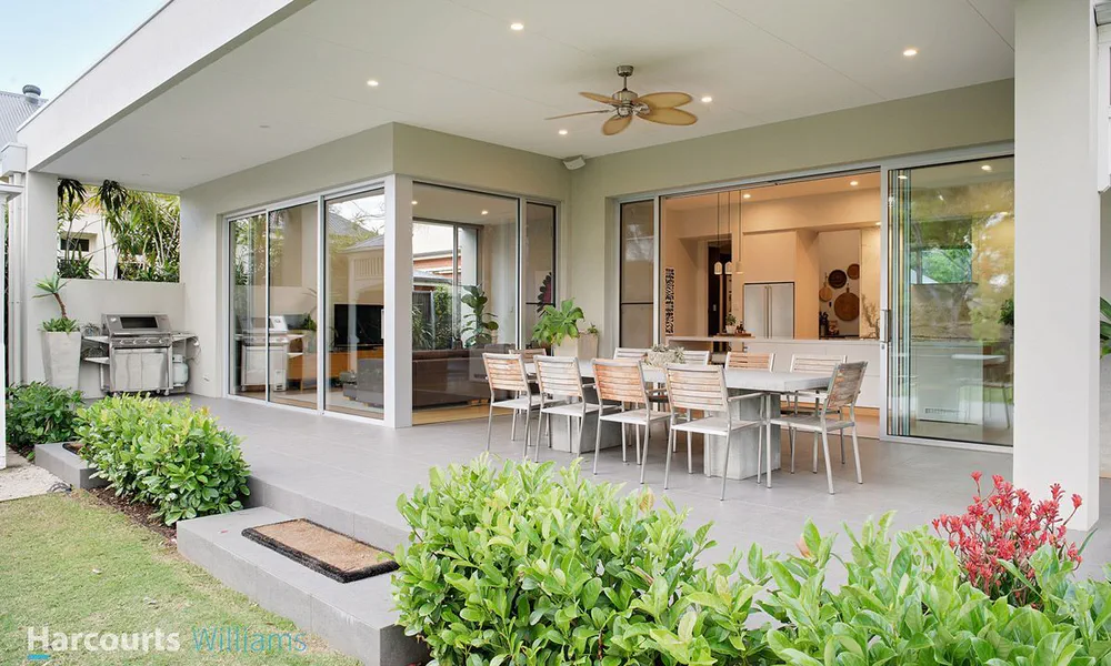 Modern Outdoor Dining Area with Eco-Friendly Design