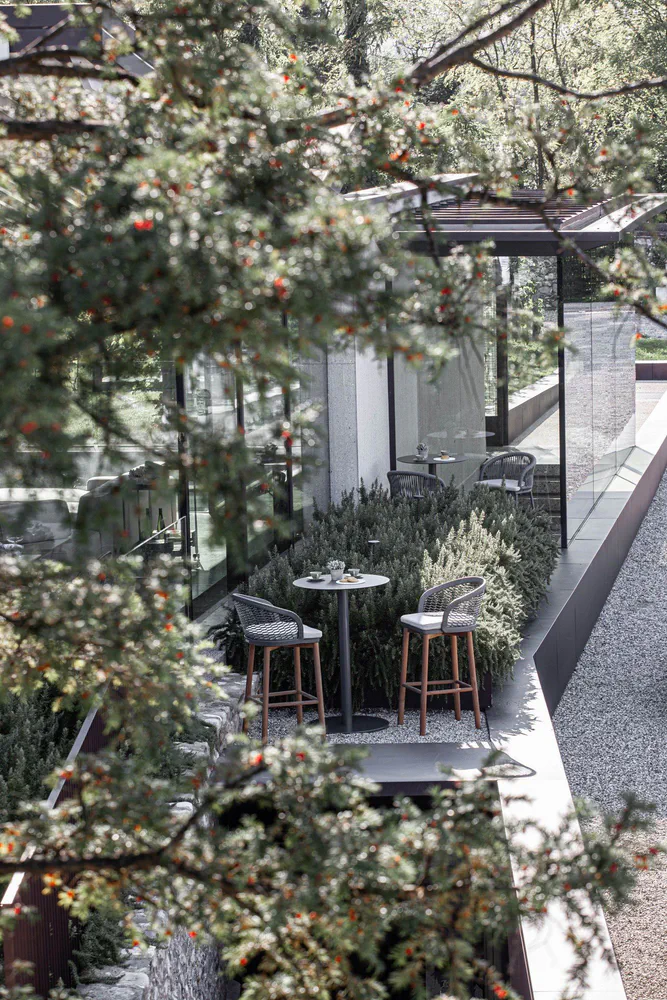 Modern Living Room: Child-Friendly, Sophisticated, and Functional