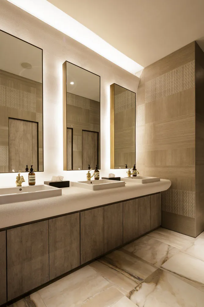 Modern Parisian Bathroom: A Sleek and Sophisticated Space