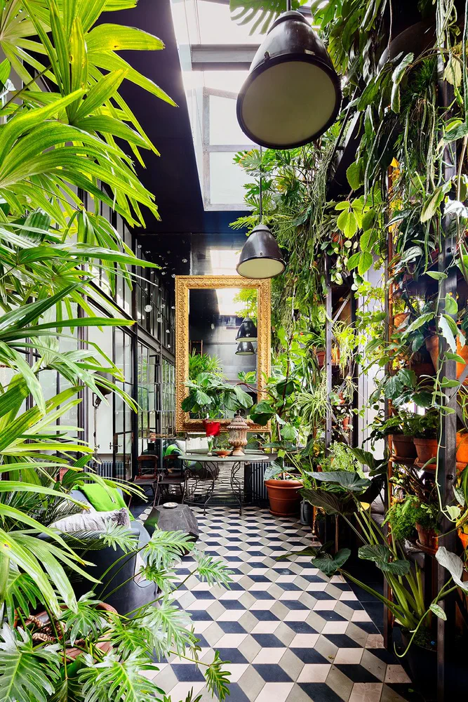 Modern Restaurant Design: Green and Gold Decor