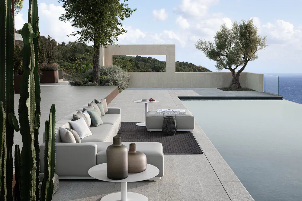 Modern Outdoor Oasis: Sustainable Design for a Compact City Apartment