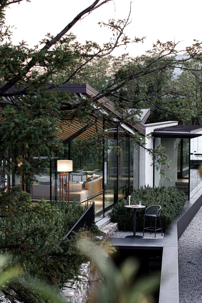 Modern Living Room: Child-Friendly, Sophisticated, and Functional