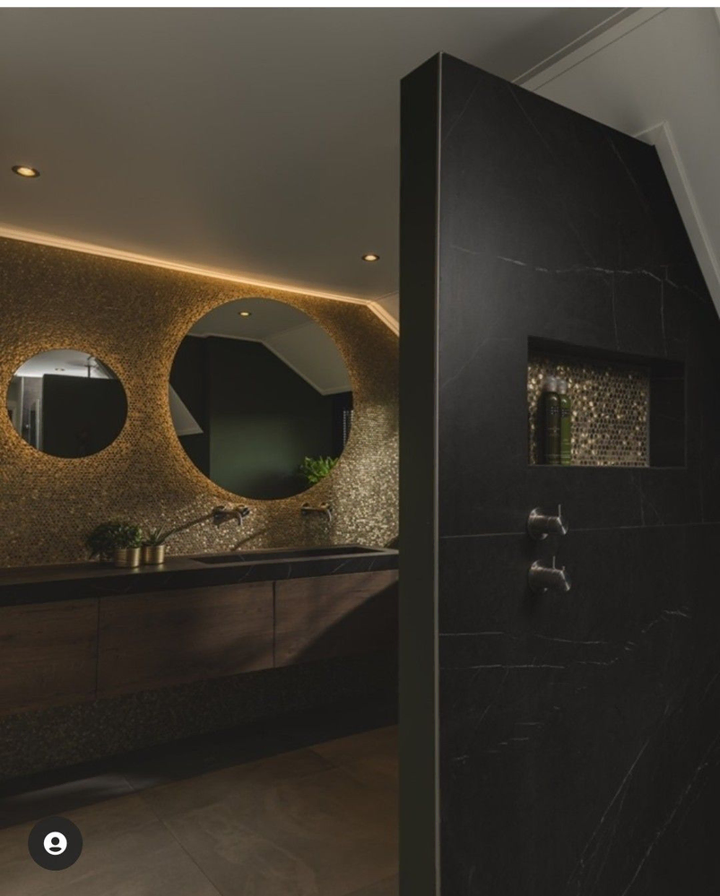 Modern Bathroom Design: Balancing High-Tech Features with Warm Atmosphere