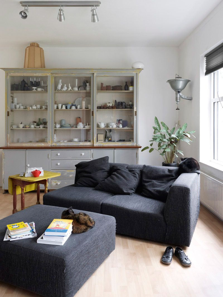 Sustainable Nordic Noir Vacation Home Design