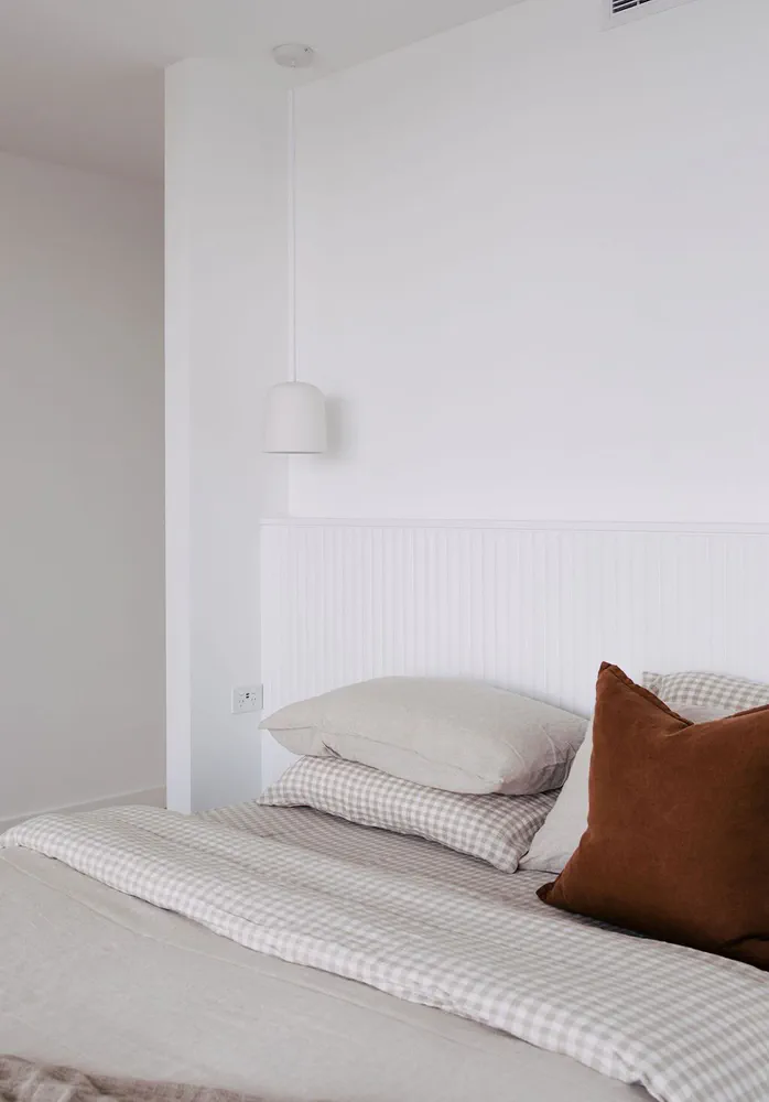 Minimalist Coastal Hampton Style Bedroom