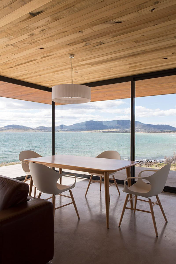 Chic Coastal Dining: Modern Rustic Retreat