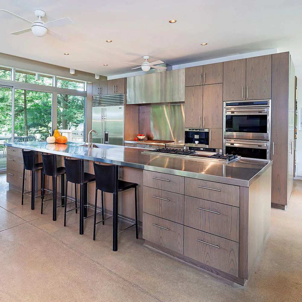 Modern Kitchen Design: Balancing High-Tech Features with Warm Atmosphere