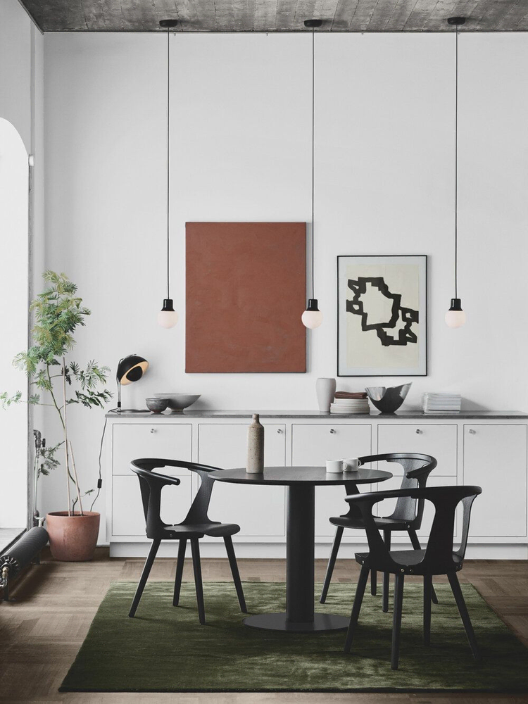 Modern Minimalist Dining Room: A Family-Friendly Space for Entertaining
