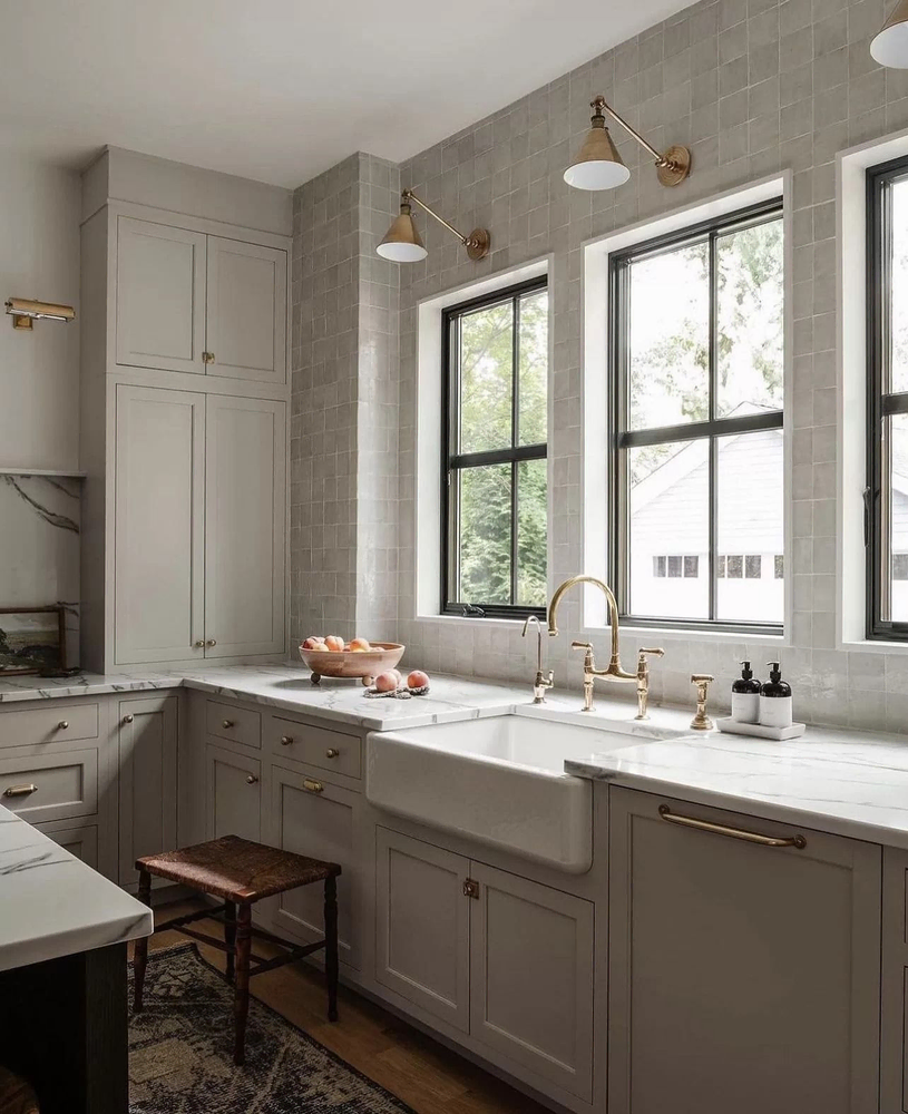 Inviting Luxury: Modern Kitchen Oasis