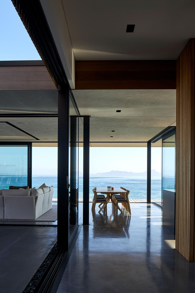 Chic Coastal Dining: Modern Rustic Retreat