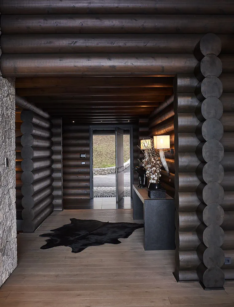 Urban Minimalism: A Soundproof Dining Retreat