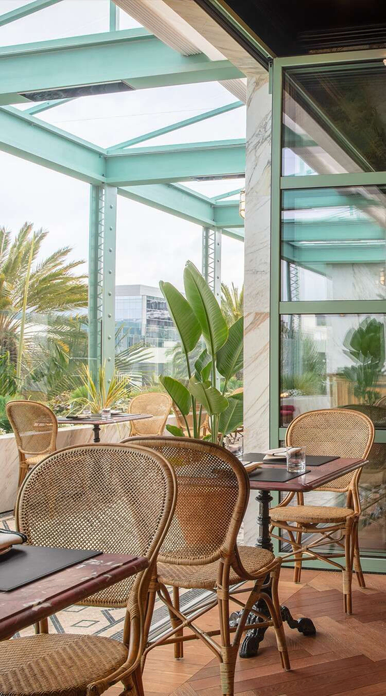 Modern Restaurant Design: Green and Gold Decor