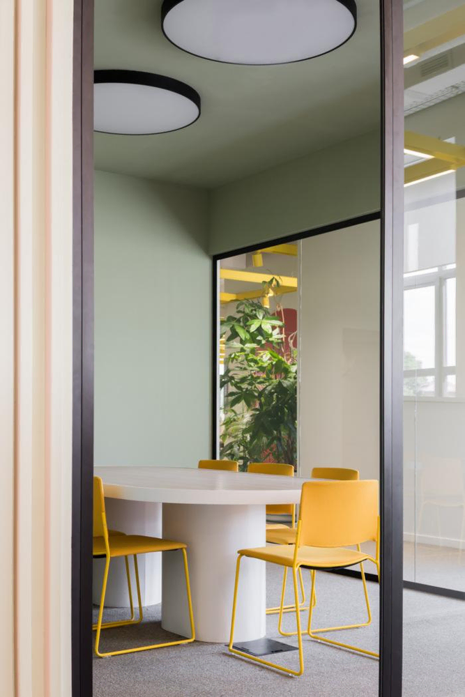 Modern Conference Room Design for Pharmaceutical Executives