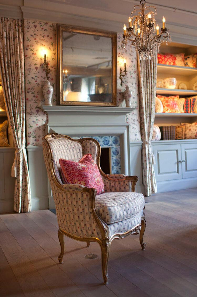 Classic Dining Room Design for a Jet-setter