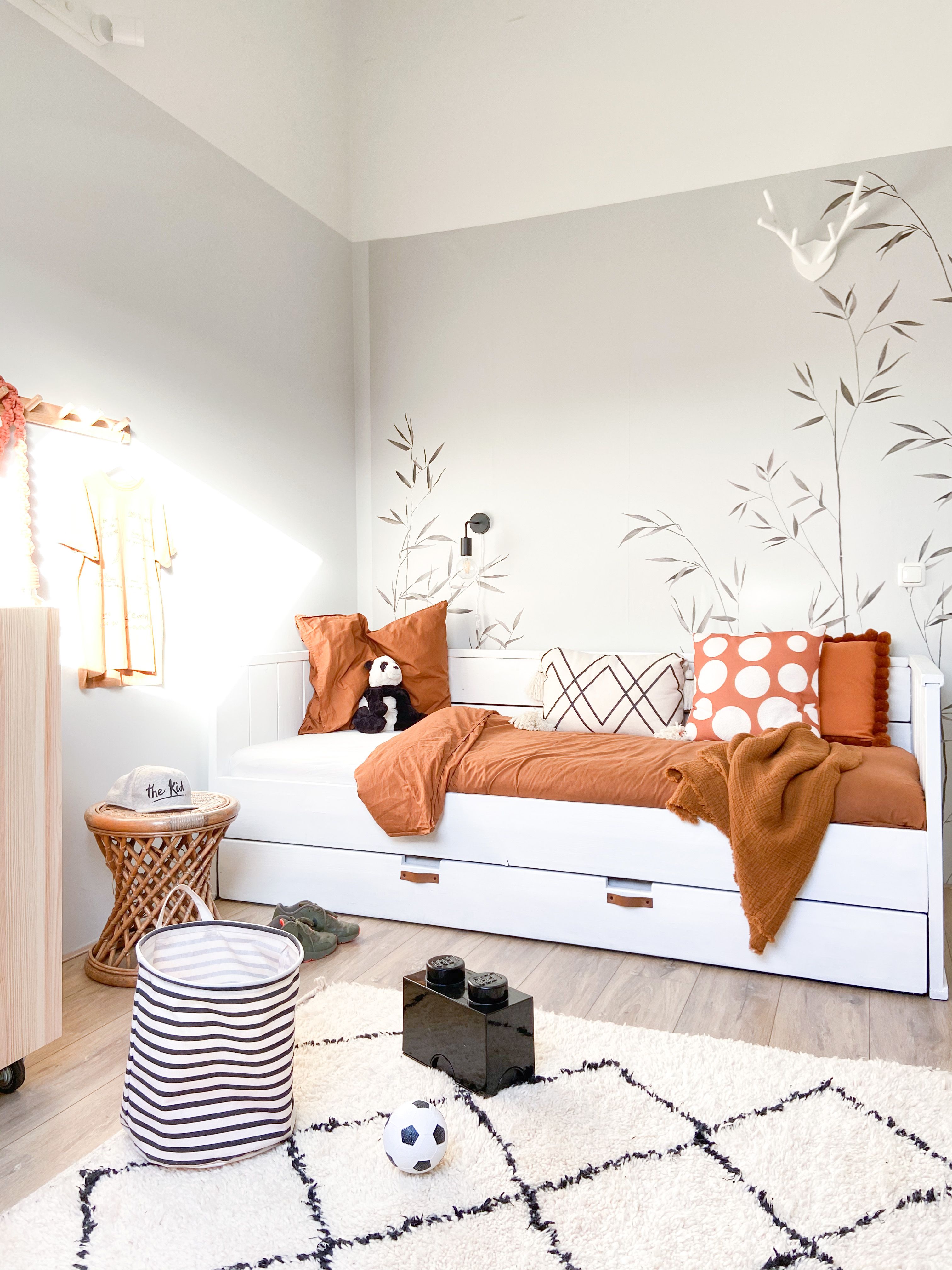 Maximizing Storage in a Minimalist Design: A Modern Bedroom Solution