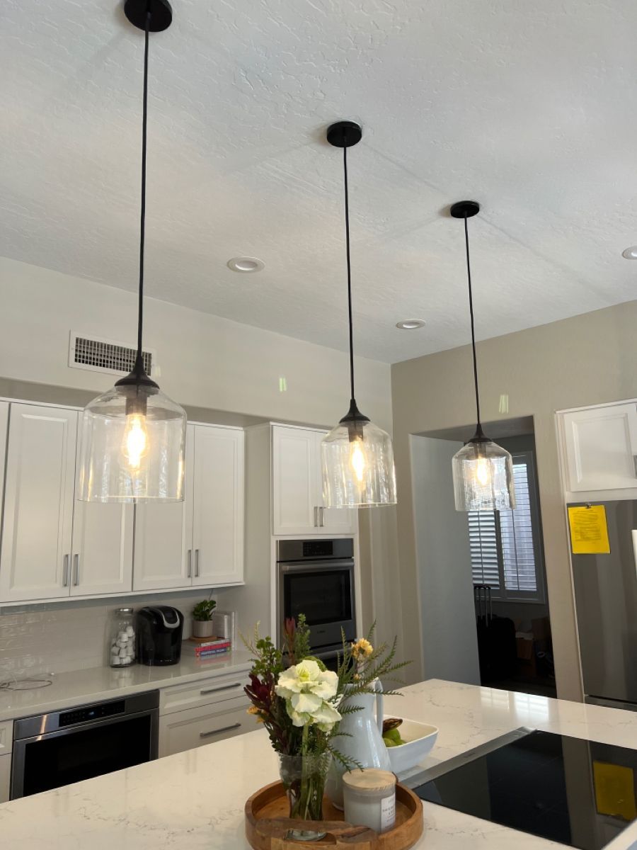 Inviting Luxury: Modern Kitchen Oasis